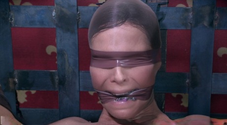 Покорную милфу Сирен Де Мер связали и подвергли пыткам в горячей БДСМ-сцене картинка 4