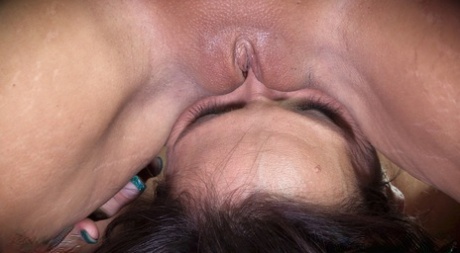 Грудастую самку, помимо всего прочего, бьют палкой по голой заднице во время пыток в лездом картинка 2