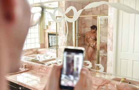 Грудастая милфа порнозвезда Сирен Де Мер делает минет в ванной перед жестким сексом картинка 1