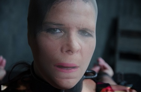 Грудастую рабыню Сирен де Мер связали и смазали маслом для болезненных садо-мазо пыток сисек и порки картинка 7