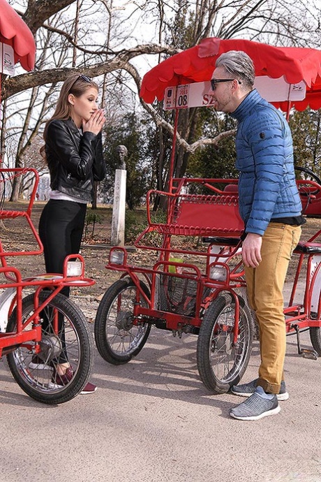 Горячая девушка Тиффани Татум и ее друг-мужчина участвуют в прелюдии перед трахом картинка 1