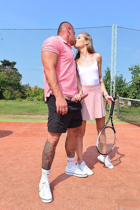 Спортивная блондинка Тиффани Татум трахается на корте со своим инструктором по теннису картинка 4