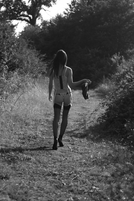 Различные красавицы женского пола выставляют напоказ свою женственную сексуальность в помещении и на открытом воздухе картинка 5