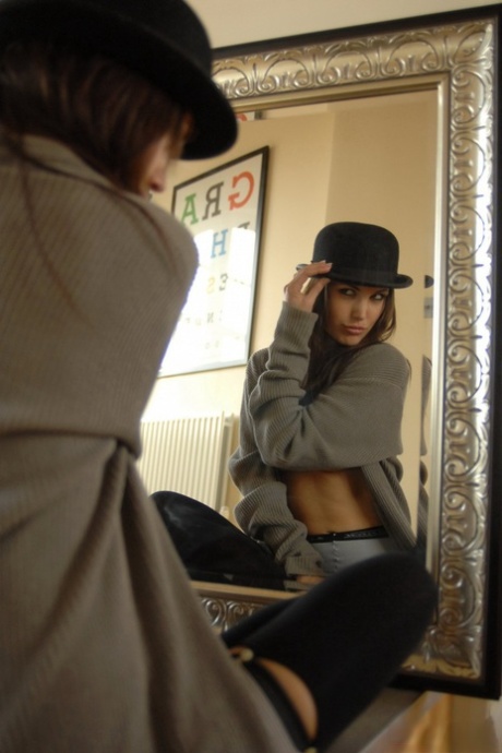 Различные красавицы женского пола выставляют напоказ свою женственную сексуальность в помещении и на открытом воздухе картинка 3