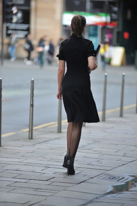 Красивая девушка Тина носит нижнее белье без чашечек и вырезов под деловой одеждой картинка 2