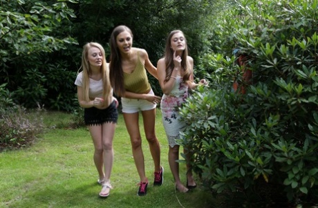 Счастливчик получает тройной минет на публике от ненасытных красоток-подростков картинка 2