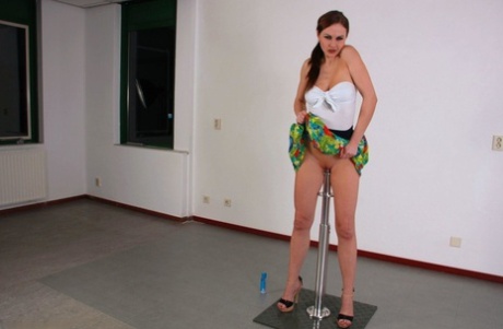 Британка Тина Кей смазывает шест для фаллоимитатора, прежде чем насадить на него свою вагину картинка 16