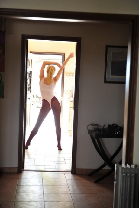 Различные красавицы женского пола выставляют напоказ свою женственную сексуальность в помещении и на открытом воздухе картинка 9