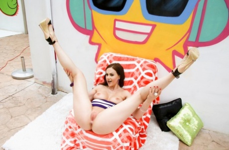 Британка Тина Кей показывает свои сиськи и попку во время сольного выступления картинка 13