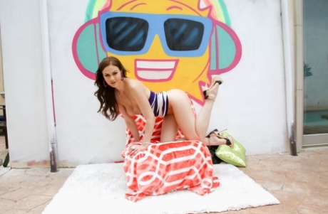 Британка Тина Кей показывает свои сиськи и попку во время сольного выступления картинка 14