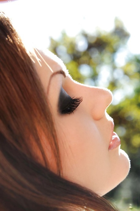 Сексуальная Тина Кей показывает свои маленькие сиськи и бритую киску на открытом воздухе картинка 2