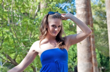 Сольная модель Тори Блэк надевает солнцезащитные очки на голову, прежде чем выйти на улицу картинка 1