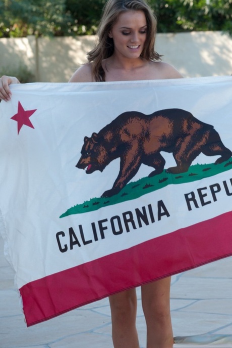 Голая девушка с идеальной попкой Тори Блэк позирует в одиночестве во внутреннем дворике у бассейна картинка 1