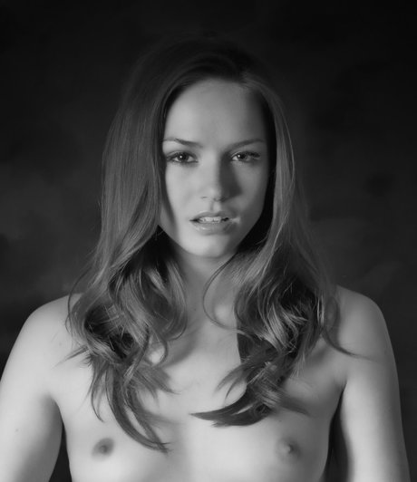 Соло-девушка Тори Блэк моделирует на публике, прежде чем раздеться дома картинка 14