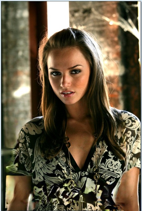 Ослепительная красотка на каблуках Тори Блэк раздевается до трусиков и позирует обнаженной картинка 2