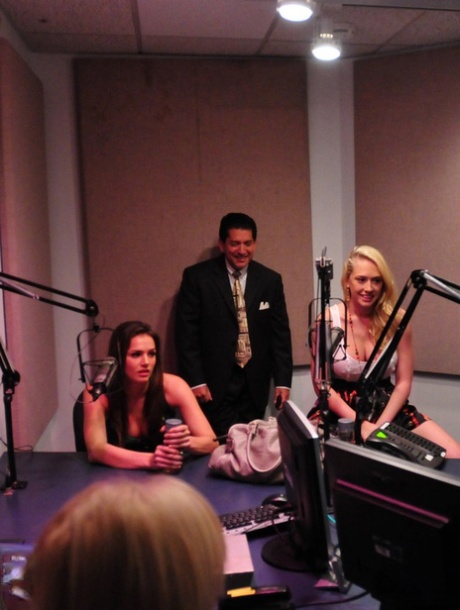 Пара блондинок обнажают свои красивые сиськи во время подкаста картинка 3