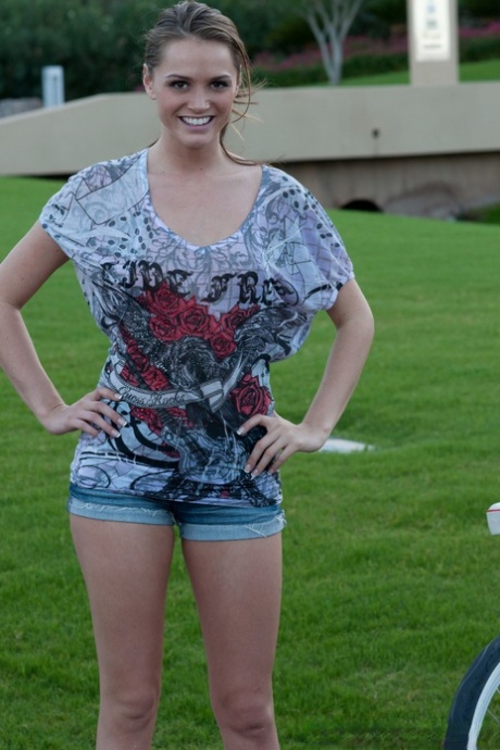 Девушка по соседству обнажает свои маленькие сиськи и попку на заднем дворе картинка 1