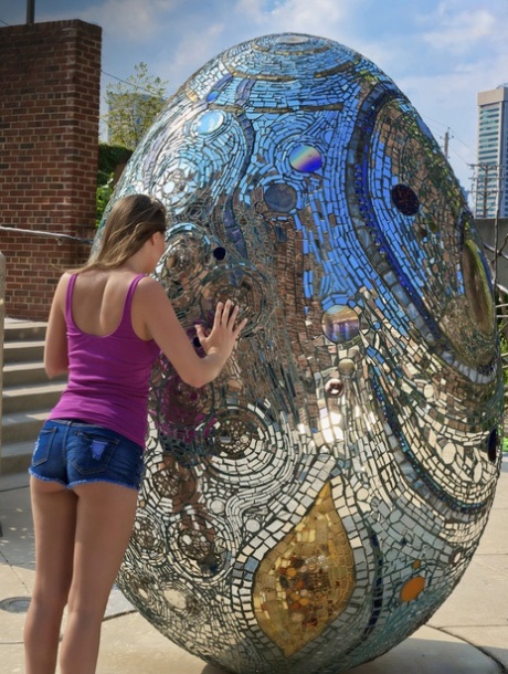 Соло-девушка Тори Блэк моделирует на публике, прежде чем раздеться дома картинка 6