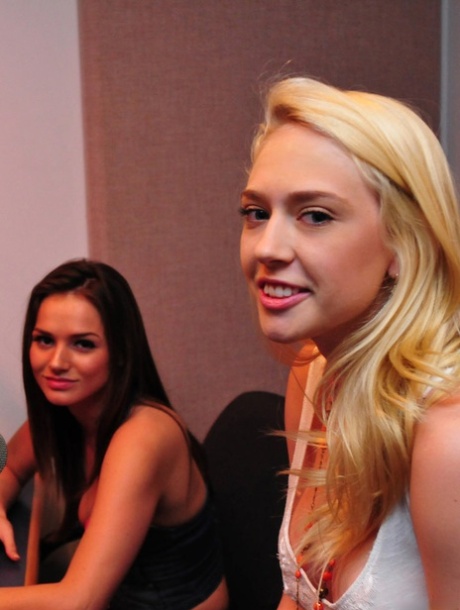 Пара блондинок обнажают свои красивые сиськи во время подкаста картинка 10