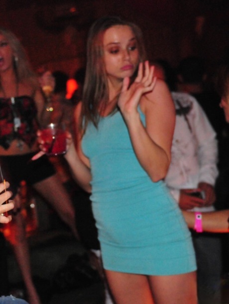 Сара Стоун и Тори Блэк демонстрируют свое нижнее белье под юбкой в клубе для девочек картинка 14