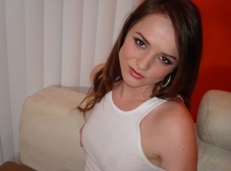 Любительская молоденькая красотка Тори Блэк раздевается, чтобы показать свою попку и сиськи картинка 4