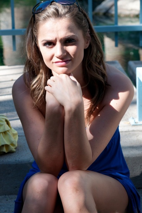 Симпатичная девушка Тори Блэк показывает свои маленькие сиськи и киску на публике картинка 11