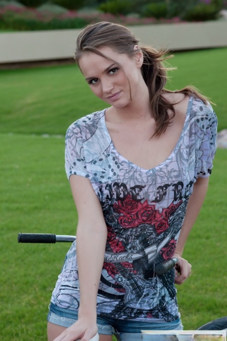 Девушка-одиночка Тори Блэк выходит на улицу, чтобы выставить напоказ свою обнаженную грудь картинка 3