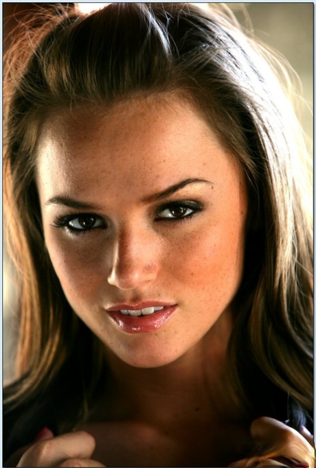 Ослепительная красотка на каблуках Тори Блэк раздевается до трусиков и позирует обнаженной картинка 4