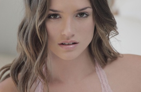 Красивая девушка Тори освобождает свою подтянутую фигуру от нижнего белья перед мастурбацией картинка 3