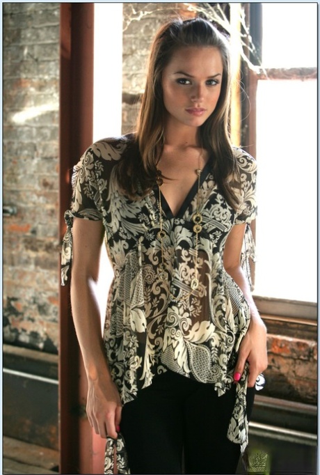 Ослепительная красотка на каблуках Тори Блэк раздевается до трусиков и позирует обнаженной картинка 1