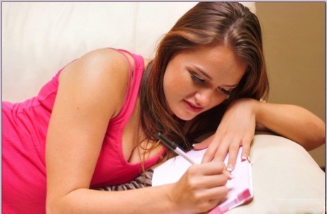 Соблазнительная красотка с большой жопой Тори Блэк делает минет и трахается в групповухе картинка 1