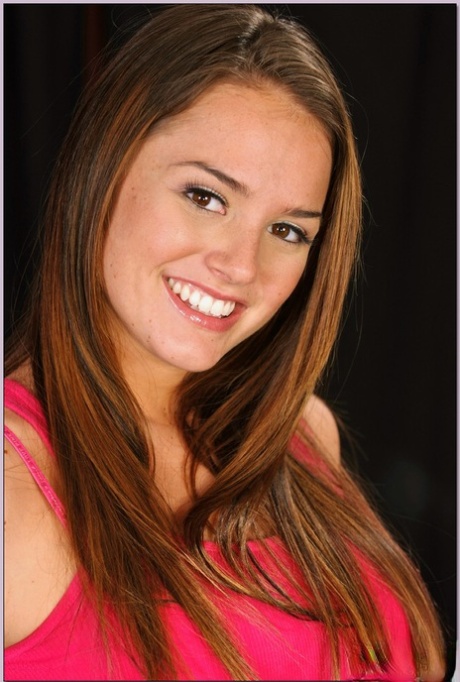 Очаровательная красотка Тори Блэк ласкает гладкую киску и показывает сексуальные ножки картинка 1