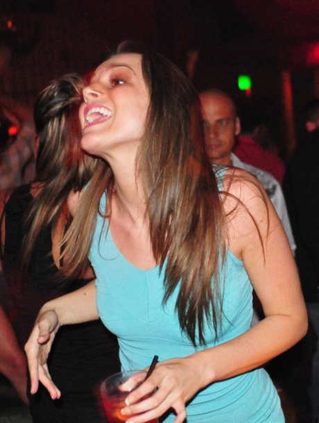 Сара Стоун и Тори Блэк демонстрируют свое нижнее белье под юбкой в клубе для девочек картинка 13