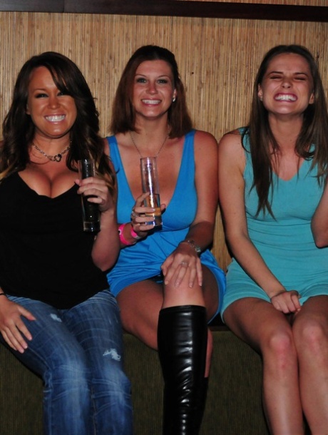 Сара Стоун и Тори Блэк демонстрируют свое нижнее белье под юбкой в клубе для девочек картинка 9