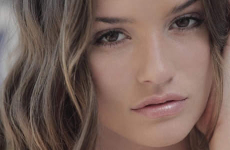 Красивая девушка Тори освобождает свою подтянутую фигуру от нижнего белья перед мастурбацией картинка 4