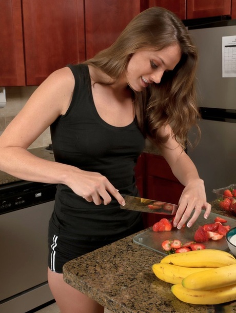 Соло-девушка Тори Блэк моделирует на публике, прежде чем раздеться дома картинка 8