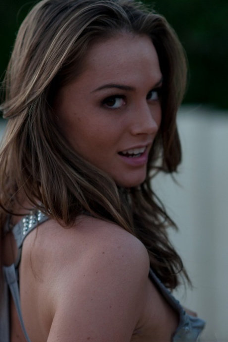 Девушка по соседству обнажает свои маленькие сиськи и попку на заднем дворе картинка 13