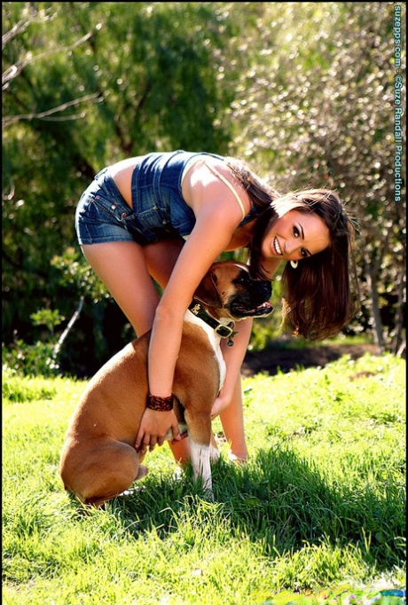 Горячая брюнетка Тори Блэк сбрасывает джинсовую одежду, чтобы раздеться на заднем дворе картинка 1