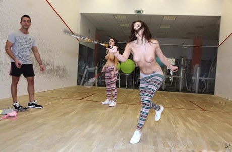 Трогательные европейские красотки помогают друг другу с членом в горячем групповом сексе картинка 2