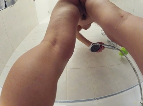 Сексуальная любительница Валентина Наппи избавляется от своего нижнего белья и принимает душ картинка 13