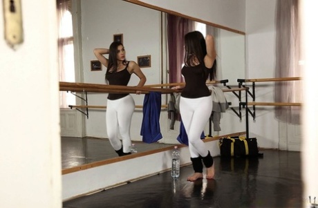 Европейская танцовщица в штанах для йоги и гетрах получает двойное проникновение от двух мужчин картинка 2