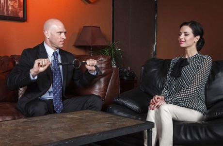 Милфу с большой грудью Веронику Авлув пытают и трахают в офисе картинка 1