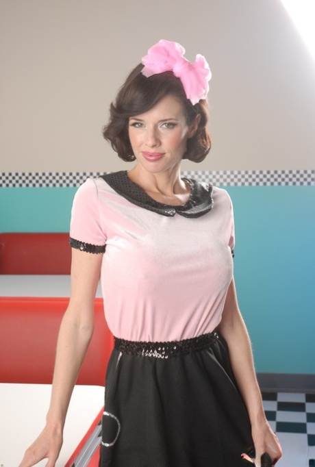 Модель в стиле Пинап Вероника Авлув демонстрирует свои кружевные трусики, прежде чем снять их картинка 4