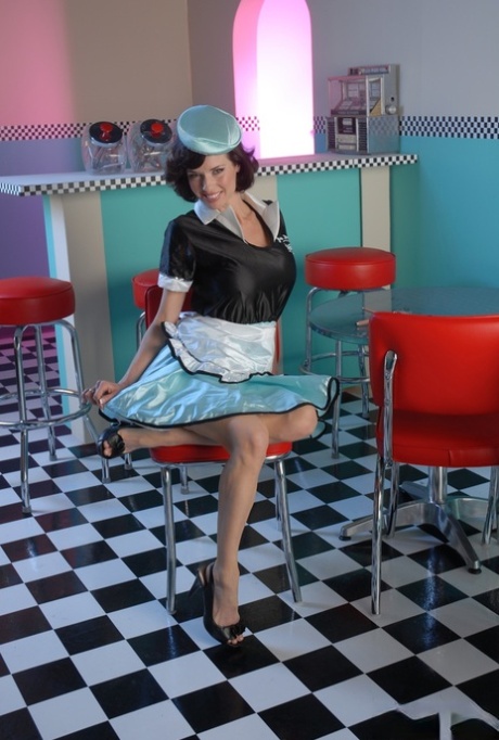 Милфа Вероника Авлув снимает свою униформу официантки и прозрачное нижнее белье картинка 2