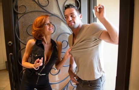 Рыжеволосая пума Вероника Авлув соблазняет молодого мужчину на своей кухне картинка 1