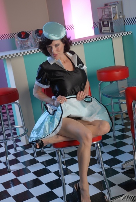 Милфа Вероника Авлув снимает свою униформу официантки и прозрачное нижнее белье картинка 3