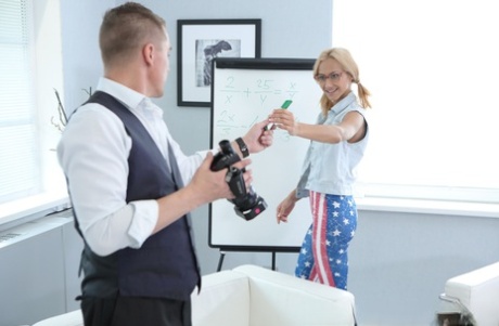 Молодая блондинка занимается грубым сексом после того, как ее соблазнил мужчина постарше картинка 2