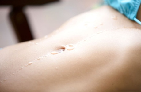 Молоденькая латиноамериканка Вероника Лил вставляет анальную пробку перед трахом пальцами и мочой картинка 2