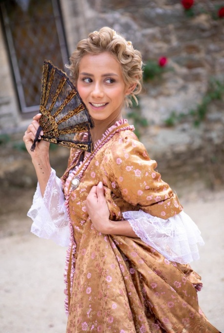 Порнозвезда Вероника Лил брызжет спермой на сиськи после траха в костюме для косплея картинка 1