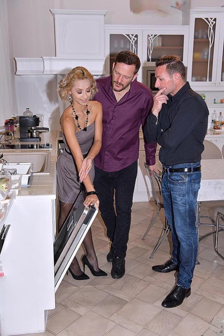 Коротко стриженная блондинка Вероника Лил получает двойной трах во время грубого секса картинка 1